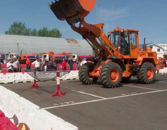 «Нравится, когда город чистый». Конкурс на лучшего уборщика, водителя погрузчика и асфальтобетонщика провели в Минске