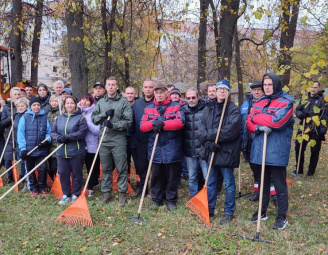 Сотрудники «Горремавтодора» благоустраивали оздоровительный лагерь и территории вдоль городских улиц