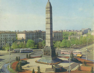Серия фотокарточек конца 30-х - начало 80-х годов. На фото монумент Победы.